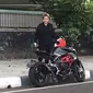 Nikta Mirzani berpose disamping motor MV Agutsa Brutale. (Instargram nikitamirzanimawardi_17)