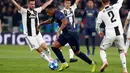 Striker Manchester United, Anthony Martial berusaha melewati pemain Juventus Miralem Pjanic dan Mattia De Sciglio selama grup H Liga Champions di stadion Allianz, Italia (7/11). Juventus  kalah 2-1 atas Manchester United. (AP Photo/Antonio Calanni)