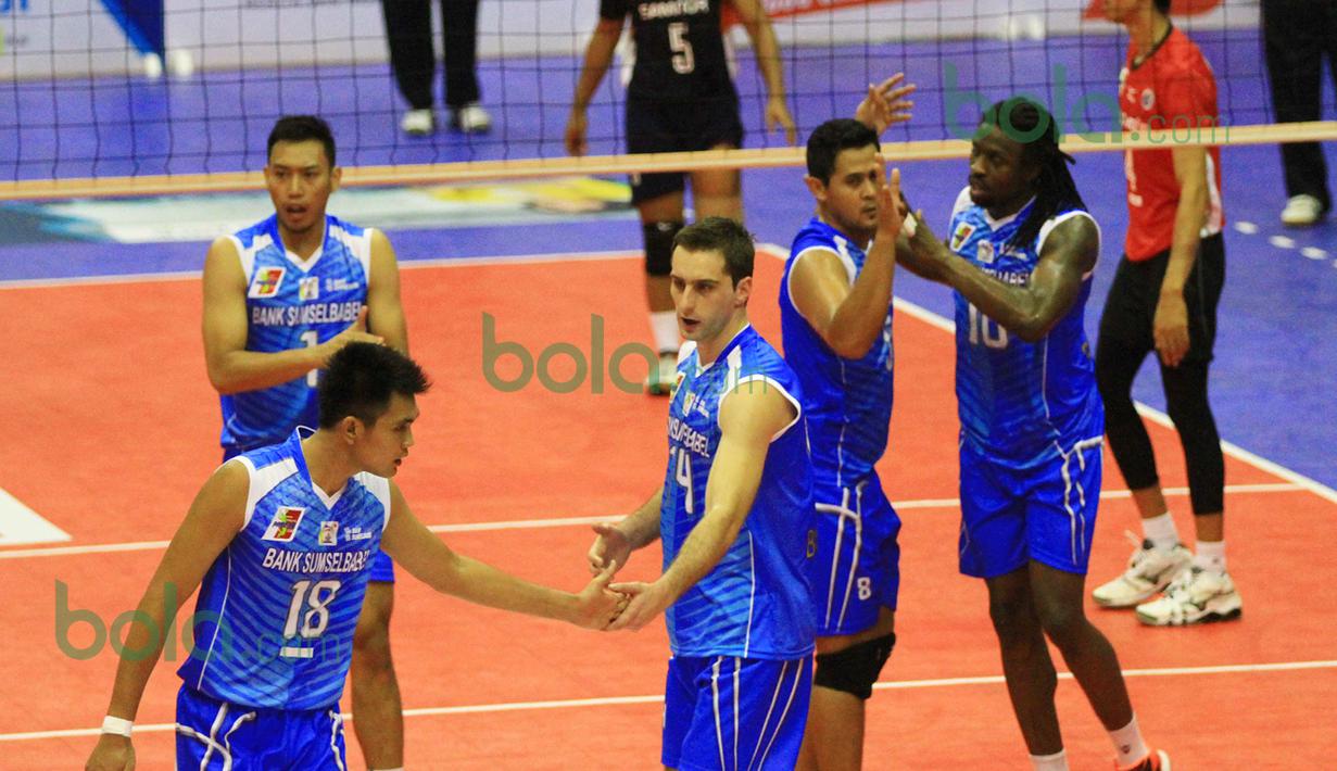 Pemain Palembang Bank Sumsel Babel merayakan kemenangan di set kedua atas Surabaya Semator pada putaran pertama Proliga 2016 di GOR Ken Arok, Malang, Sabtu (20/2/2016). (Bola.com/Nicklas Hanoatubun)