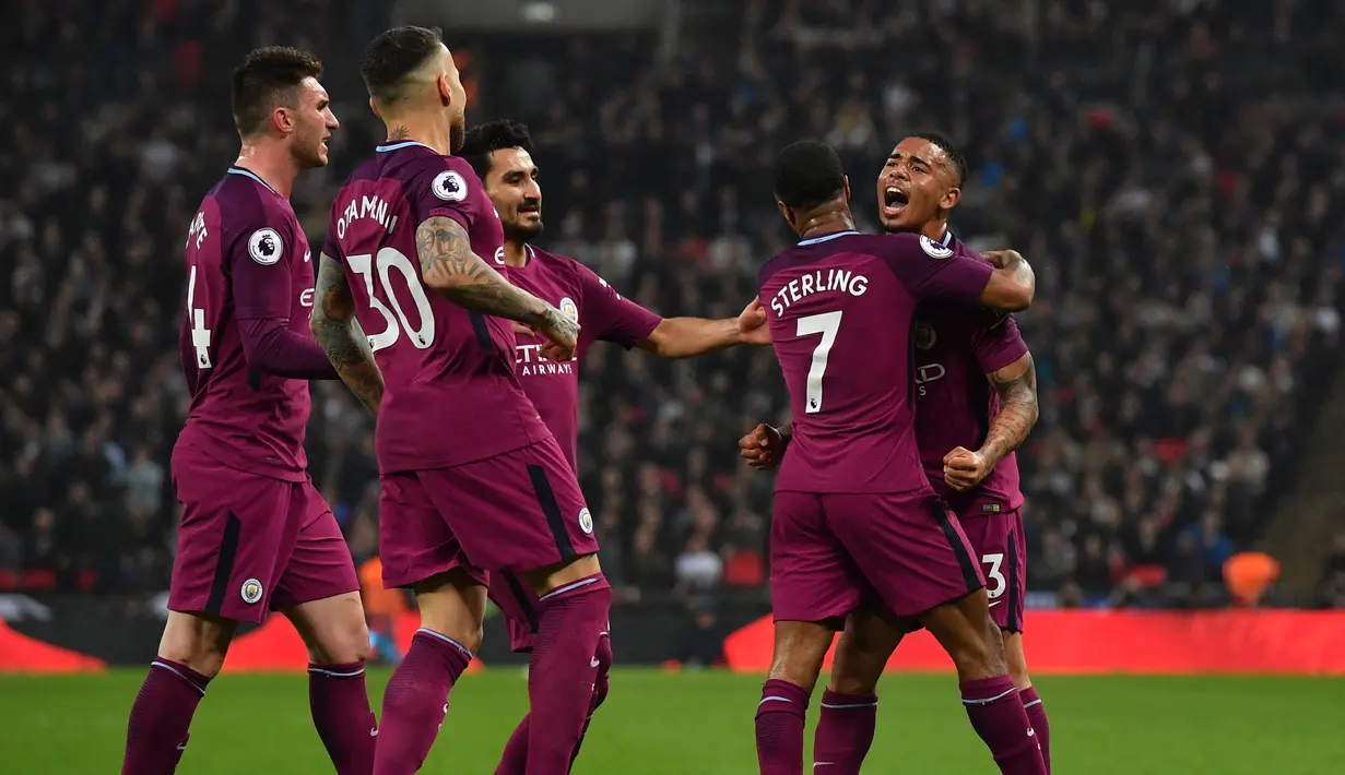 Gelandang Manchester City, Raheem Sterling merayakan golnya saat melawan Tottenham Hotspur pada pertandingan Liga Inggris di Wembley Stadium di London (14/4). Manchester City menang 3-1 atas Tottenham Hotspur . (AFP Photo/Ben Stansall)