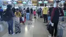 Sejumlah calon penumpang memadati loket check in Terminal3 Bandara Soekarno Hatta, Tangerang, Banten, Jumat (18/12/2020). PT Angkasa Pura II (Persero) atau AP II memprediksi lalu lintas sebanyak 2,1 juta penumpang pada periode angkutan Natal dan Tahun Baru 2021. (Liputan6.com/Angga Yuniar)