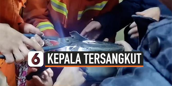 VIDEO: Kepala Balita Tersangkut Dalam Cerek Saat Bermain