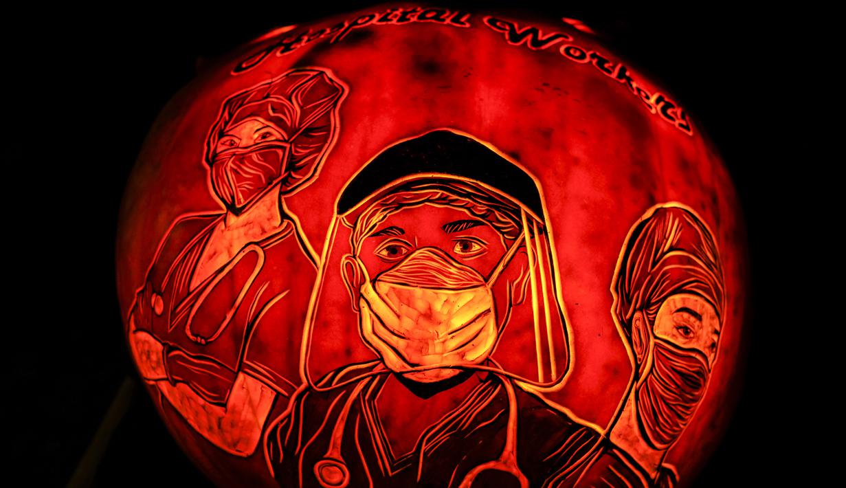 Sebuah ukiran pada labu terlihat dalam acara Malam 1.000 Jack-O'-Lantern di Chicago Botanic Garden, Glencoe, Illinois, Amerika Serikat, 24 Oktober 2020. Lebih dari 1.000 labu ukiran tangan dipamerkan di acara tersebut menjelang perayaan Halloween. (Xinhua/Joel Lerner)