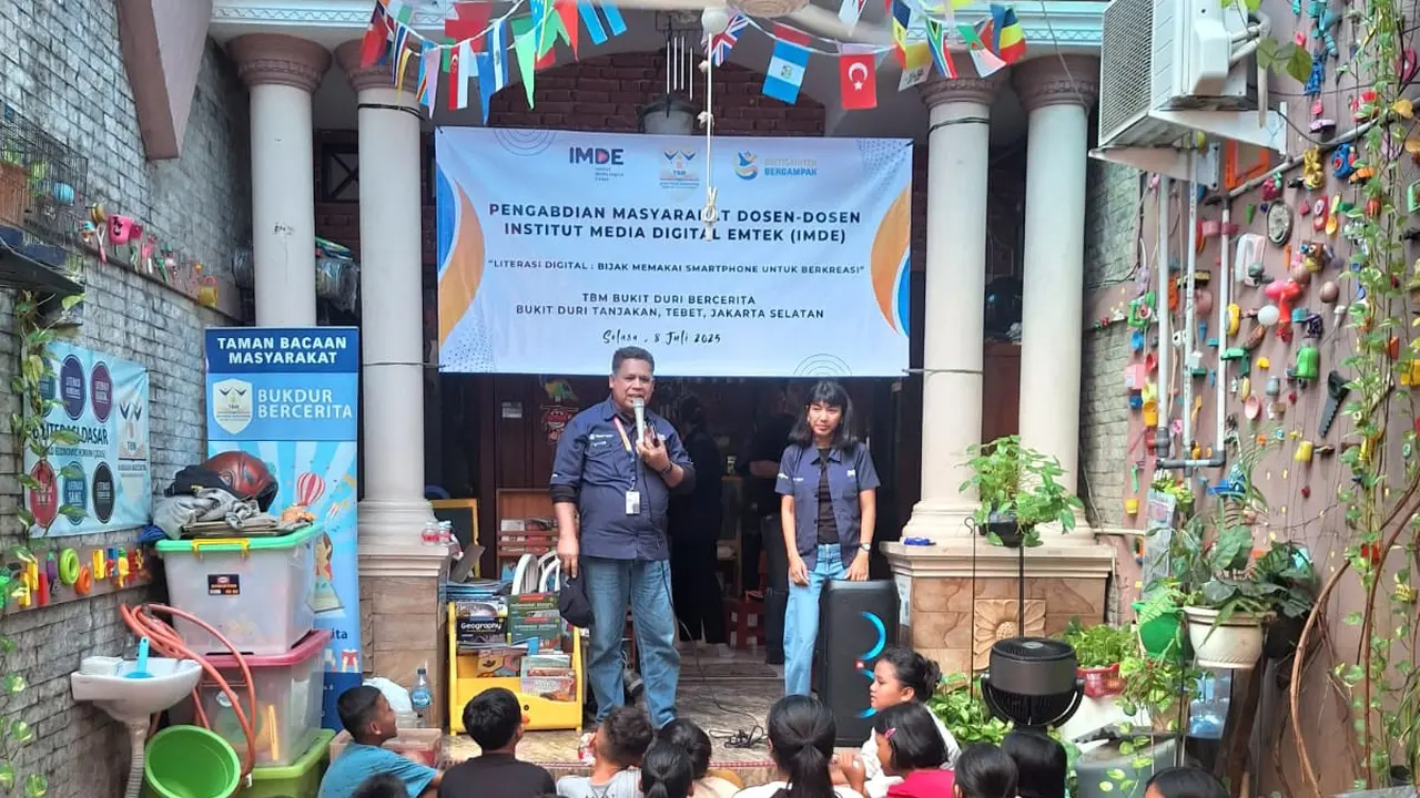 Dosen IMDE Ajak Anak-Anak Bukit Duri Bikin Konten, Langsung Praktek Pakai Smartphone