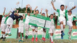Tim Ponaryo merayakan selebrasi usai mengalahkan tim Kurniawan 3-1 pada MILO Football Camp 2018 di ISCI, Ciputat, Sabtu. (12/5). Sembilan pemain mendapat kesempatan berlatih ke Barça Academy Barcelona. (Liputan6.com/Pool/Rizky)
