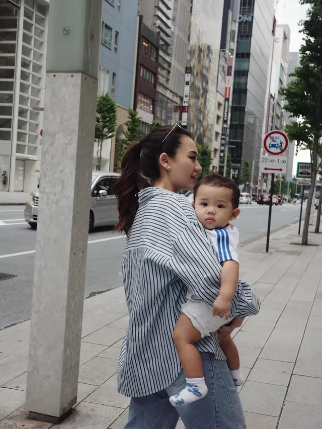 Gaya Liburan Aaliyah Massaid di Jepang, Tetap Stylish dan Effortless Meski Sambil Momong Anak