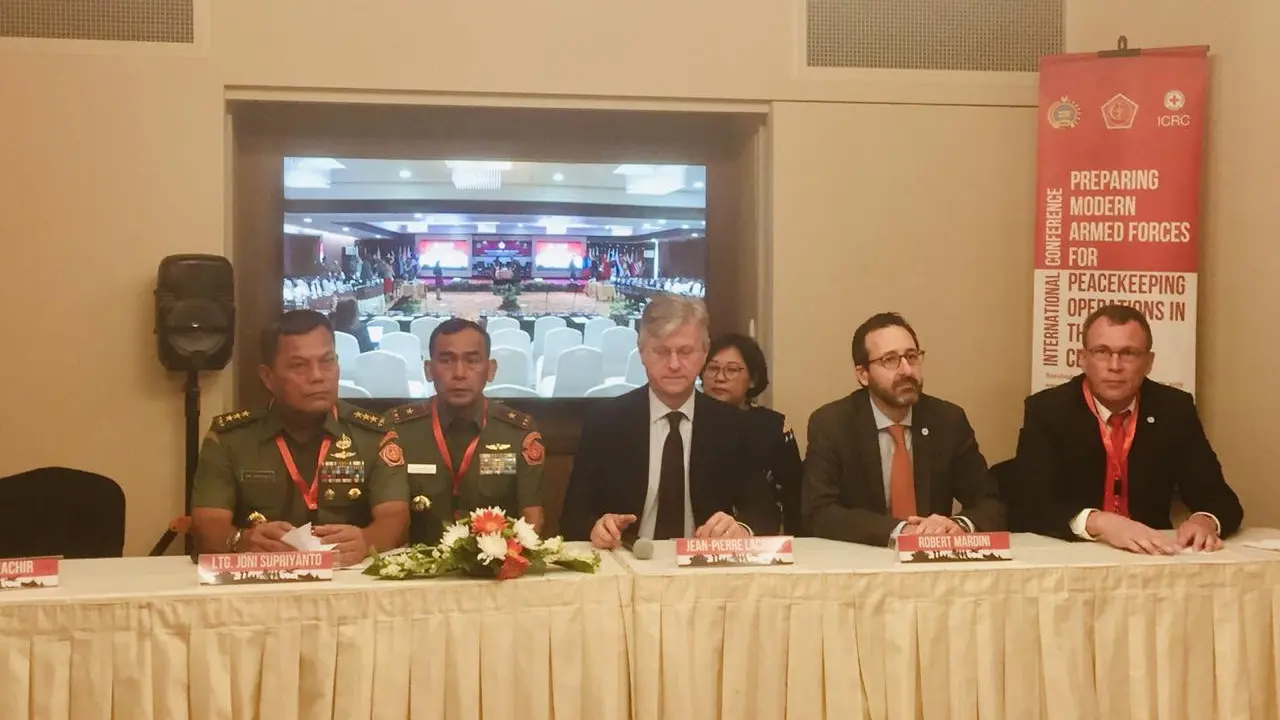 Situasi konferensi pers yang dihadiri oleh pihak ICRC, TNI, dan perwakilan dari Sekretaris Jenderal PBB untuk Operasi Perdamaian (Siti Khotimah/Liputan6.com)