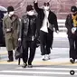 Para anggota BTS terlihat di Bandara Incheon, Korea Selatan, sesaat sebelum terbang ke LA. (dok. Instagram @koreadispatch/https://www.instagram.com/p/CWXezclFcqW/Dinny Mutiah)