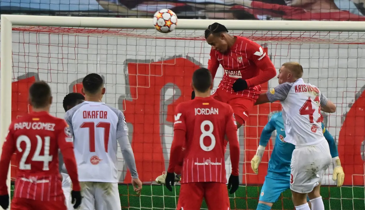Sevilla. Akibat kekalahan 0-1 dari RB Salzburg, Sevilla harus puas menempati peringkat ketiga Grup G di bawah LOSC Lille dan RB Salzburg. Sevilla masih dapat berlaga di babak 32 Besar Liga Europa, kompetisi yang menjadi langganan meraup gelar yang telah 6 kali mereka raih. (AFP/Joe Klamar)