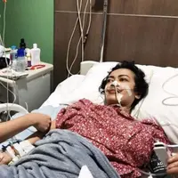 Maia Estianty saat menjenguk Julia Perez (Instgaram/@maiaestiantyreal)