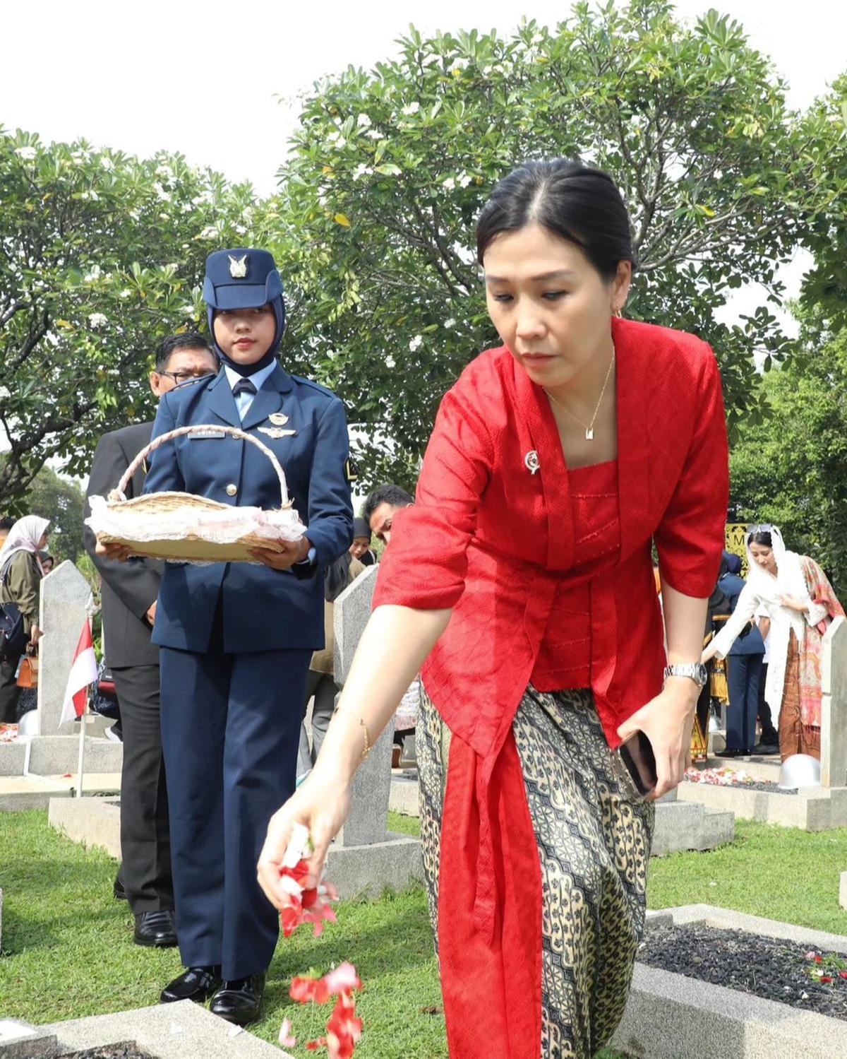 Cantiknya Veronica Tan Berkebaya Merah Bertemu Sinta Nuriyah