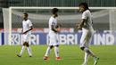 Pemain Arema FC tampak lesu usai ditaklukkan PSS Sleman 1-2 dalam laga pekan ke-3 BRI Liga 1 2021/2022 di Stadion Pakansari, Bogor, Minggu (19/9/2021). Arema FC kalah 1-2. (Bola.com/M Iqbal Ichsan)