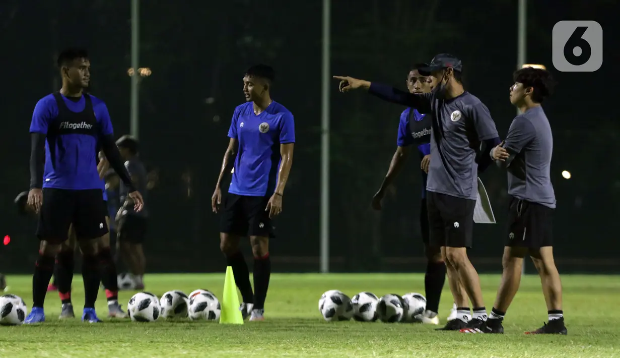 Pelatih Tim Nasional Indonesia Shin Tae-yong (kedua kanan) saat memimpin latihan Timnas U-22 di Lapangan D, Kompleks GBK, Senayan, Jakarta, Selasa (2/3/2021). Latihan ini persiapan untuk dua ajang uji coba melawan tim Liga 1 Indonesia dan SEA Games 2021 di Vietnam. (Liputan6.com/Helmi Fithriansyah)