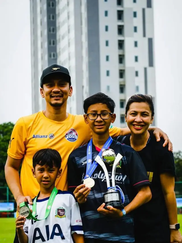 Vincent Rompies Rayakan Ultah Pernikahan ke-18, Ini 6 Potretnya Bersama Istri