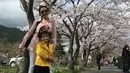 Penyanyi dangdut Ayu Ting Ting tiba di Jepang. Senyum Ayu dan Bilqis saat mengunggah foto dengan latar belakang bunga sakura. (Instagram/ayutingting92)