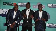 Gelandang MU, Paul Pogba (tengah) dan saudarnya Florentin Pogba (kiri) dan Mathias Pogba (kanan) berpose di atas karpet merah saat menghadiri MTV Europe Music Awards (EMA) 2017 di Wembley Arena di London, Inggris (12/11). (AFP Photo/Daniel Leal-Olivas)