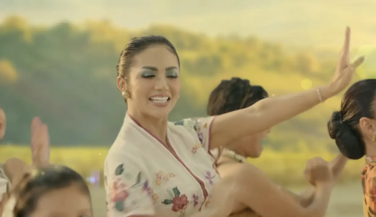 Shading yang lebih tajam bikin Krisdayanti tampak lebih glamor dengan lipstik cokelat matte [@krisdayantilemos]