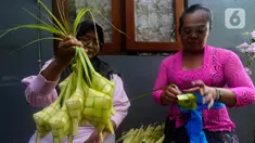 Warga Bali membantu membuatkan kulit ketupat bagi umat Islam yang akan merayakan Lebaran Idul Fitri di kawasan Perumahan Pondok Kampial {ermai, Nusa Dua, Bali, Jumat (21/04/2023).  Momen Idul Fitri dimanfaatkan warga untuk saling tolong menolong sebagai semangat toleransi beragama.
(merdeka.com/Arie Basuki)