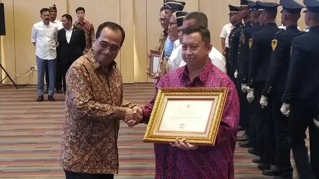 Menhub Budi Karya Sumadi memberikan apresiasi kepada awak pesawat Batik Air berpartisipasi dalam proses evakuasi 254 Warga Negara Indonesia (WNI) dari Wuhan. (Atika/Liputan6.com)