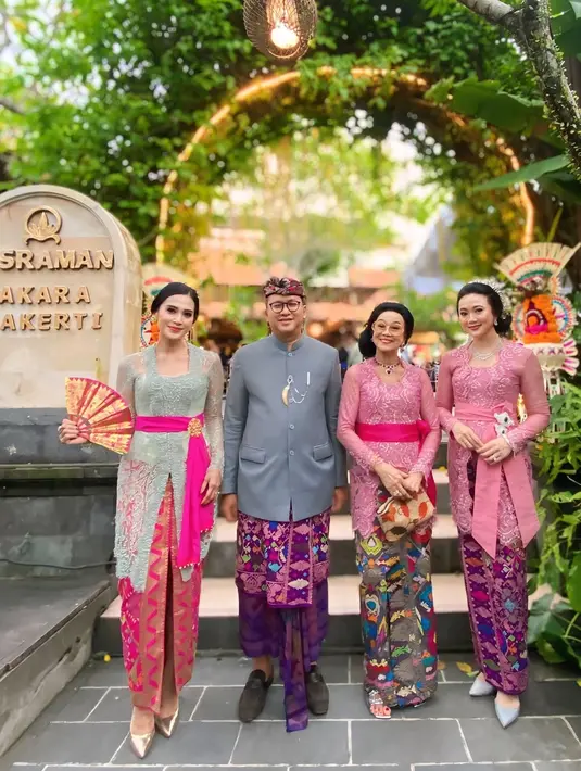 Untuk menyempurnakan tampilan, ia menambahkan ikat pinggang warna fuschia yang senada dengan rok, dihiasi bros emas besar yang mencuri perhatian. [@dps_diahpermatasari].