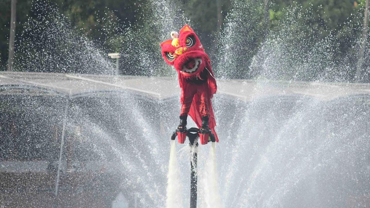 FOTO: Atraksi Aerial Lion Dance Pikat Warga di Festival Imlek Jakarta 2026