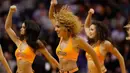 Phoenix Suns Cheerleaders saat beraksi pada laga NBA di Talking Stick Resort Arena, AS. (AFP/Christian Petersen/Getty Images)