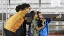 Fans cilik foto bersama dengan kiper Timnas Indonesia U-19, Cahya Supriadi, usai melakukan latihan jelang Piala AFF U-19 2022 di Stadion Madya, Jakarta, Selasa (21/6/2022). (Bola.com/M Iqbal Ichsan)