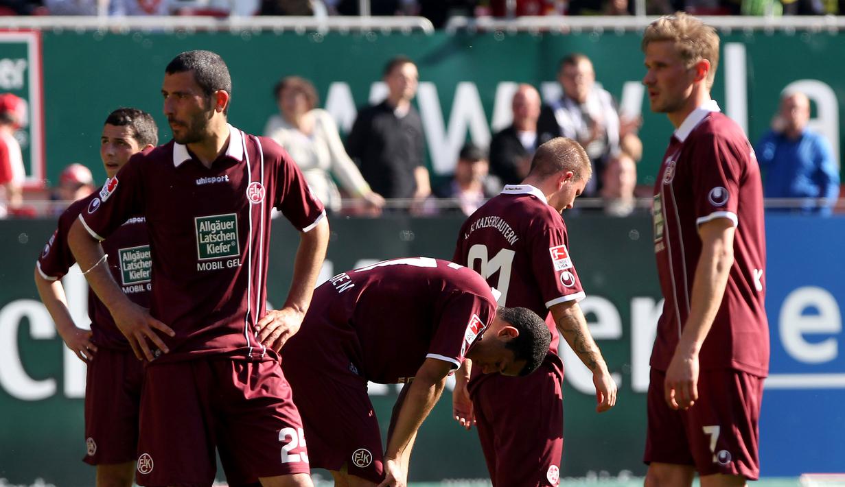 Tujuh musim sebelumnya FC Kaiserslautern raih kejayaan dengan merengkuh tropi Bundesliga. Pada tahun 2000an, FC Kaiserslautern menurun dan bermain di kasta kedua, dan musim 2018/19, tim untuk kali pertama mentas di kasta ketiga. (AFP/Daneil Roland)