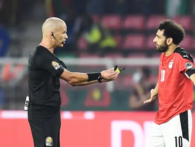 Sebuah insiden terjadi pada menit ke-37 ketika wasit Victor Gomes menawarkan Mohamed Salah untuk menjadi wasit dalam pertandingan tersebut dengan menyodorkan peluit, pena, dan kartu kuning. (AFP/Charly Triballeau)