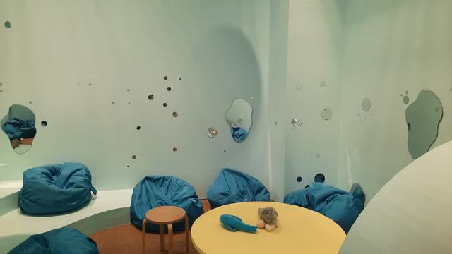 Melihat Refleksi Kasih Sayang Lewat Patung Hybrid Manusia-Orang Utan Karya Patricia Piccinini asal Australia