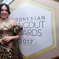 Penyanyi dangdut asal Sidoarjo Via Vallen berhasil menyabet gelar Penyanyi Dangdut Wanita Terpopuler dalam ajang Indonesian Dangdut Awards 2017. Ia berhasil mengalahkan para penyanyi yang lebih dulu populer di jalur dangdut. (Deki Prayoga/Bintang.com)