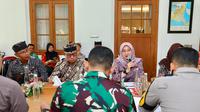 Bupati Banyuwangi Ipuk Fiestiandani memimpin rapat pengajuan bantuan kapal untuk urai kemacetan di Pelabuhan Ketapang (Isimewa)