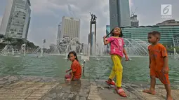 Sejumlah anak bermain air di kolam Bundaran HI, Jakarta, Senin (17/6/2019). Meski ada larangan berenang, sejumlah anak tetap nekat menyebur ke kolam Bundaran HI. (Liputan6.com/Herman Zakharia)
