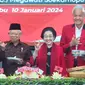 Ketua DPR RI Puan Maharani, Wapres RI Ma'ruf Amin, Ketum PDIP Megawati Soekarnoputri, Capres Nomor Urut 3 Ganjar Pranowo, dan Ketua PDIP Prananda Prabowo menunjukkan salam 3 jari usai potong tumpeng HUT ke-51 PDIP di Sekolah Partai, Lenteng Agungg, Jakarta Selatan, Rabu 10 Januari 2024. (Foto: Tangkapan Layar Youtube)