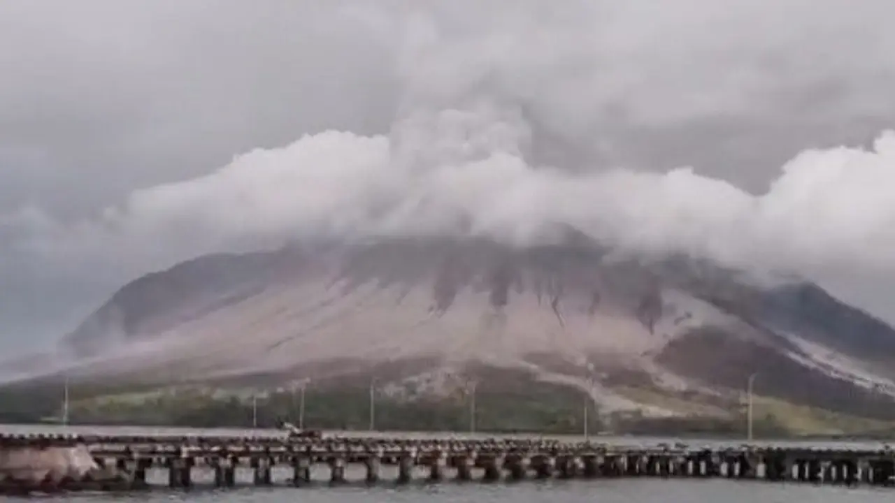 Kondisi terkini, Kamis (18/4/2024) siang, setelah dilaksanakan pemantauan situasi kondisi erupsi Gunung Ruang, aktivasi letusan sudah tidak ada, tetapi masih terlihat luapan asap tebal.