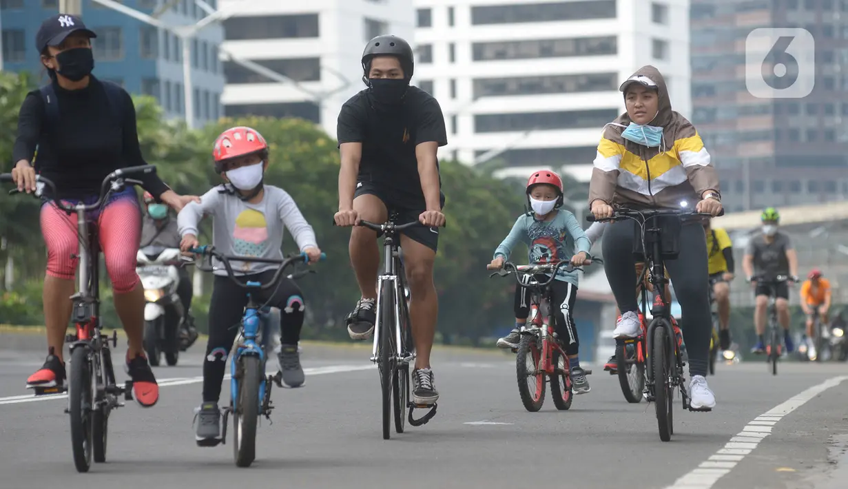 Warga bersepeda di sepanjang Kawasan MH Thamrin,Jakarta, Jumat (30/10/2020). Aktivitas memilih berolahraga sepeda sebagai alternatif liburan panjang sekaligus menjaga imunitas tubuh di tengah pandemi virus Corona. (merdeka.com/Imam Buhori)
