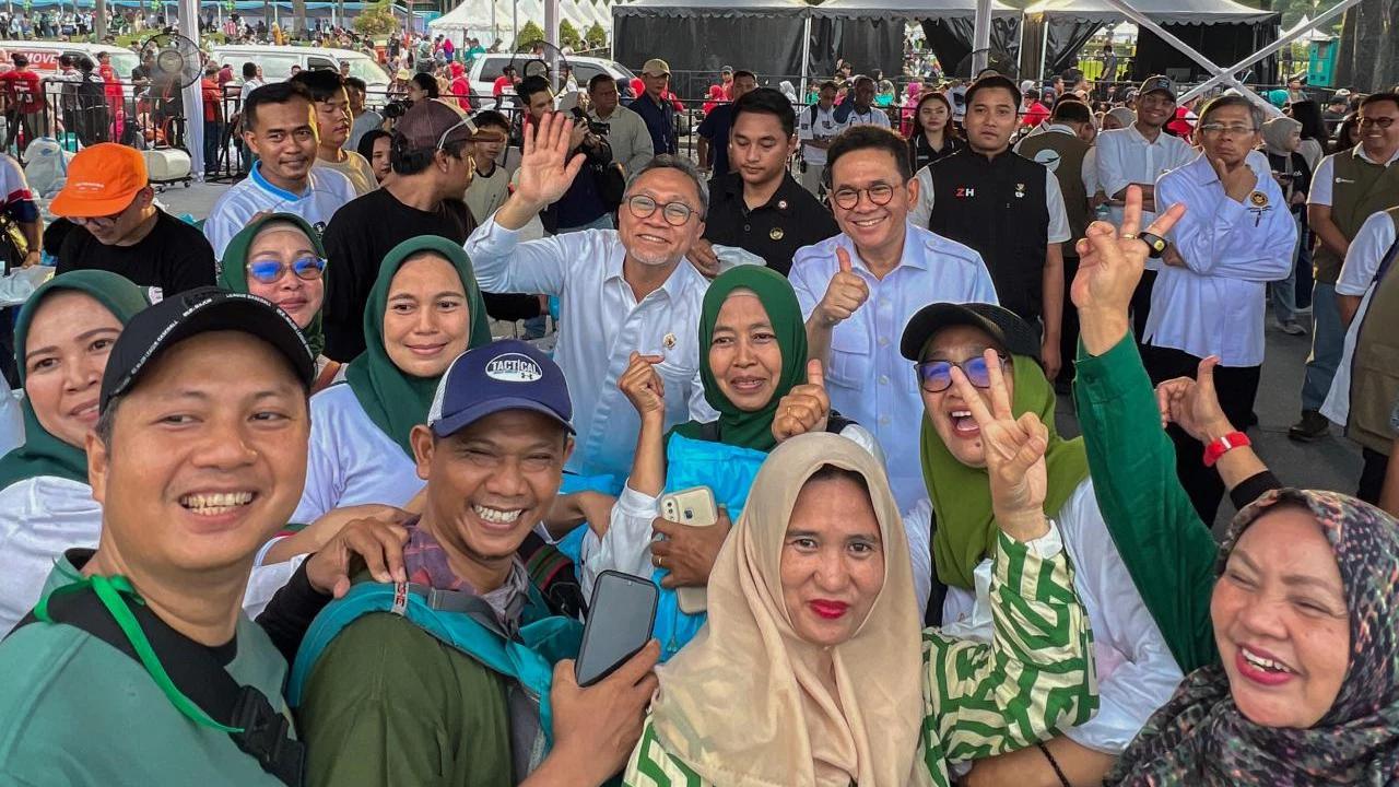 Zulkifli Hasan Tinjau Pasar Murah di Monas, Pemerintah Salurkan Ratusan Ribu Paket Sembako