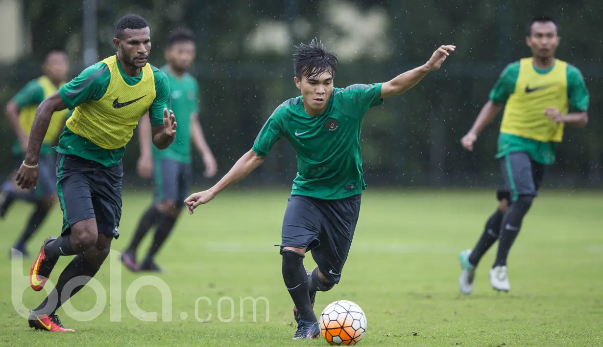 3. Paulo Sitanggang - Gelandang Barito Putera ini duhulu merupakan andalan Indra Sjafri saat Piala AFF 2013. Stamina dan permainan agresifnya membuat pria kelahiran 17 Oktober 1995 ini aktif menjelajahi sisi lapangan. (Bola.com/Vitalis Yogi Trisna) 