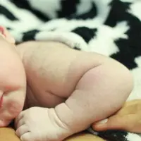 Berita bahagia datang dari pasangan Indah Kalalo karena ia baru saja melahirkan anak ketiganya. (via instagram.com/indahkalalo)