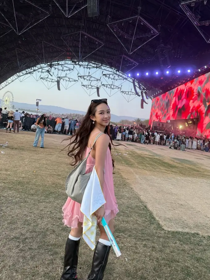 Dari Feminin sampai Edgy, Gaya Stylish Dita Karang Nonton Coachella 2026