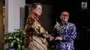 Ketum Partai Demokrat Susilo Bambang Yudhoyono (SBY) bersalaman dengan Ketum Partai Amanat Nasional (PAN) Zulkifli Hassan sebelum pertemuan tertutup di kediaman SBY di kawasan Mega Kuningan, Jakarta, Rabu (25/7). (Liputan6.com/Johan Tallo)
