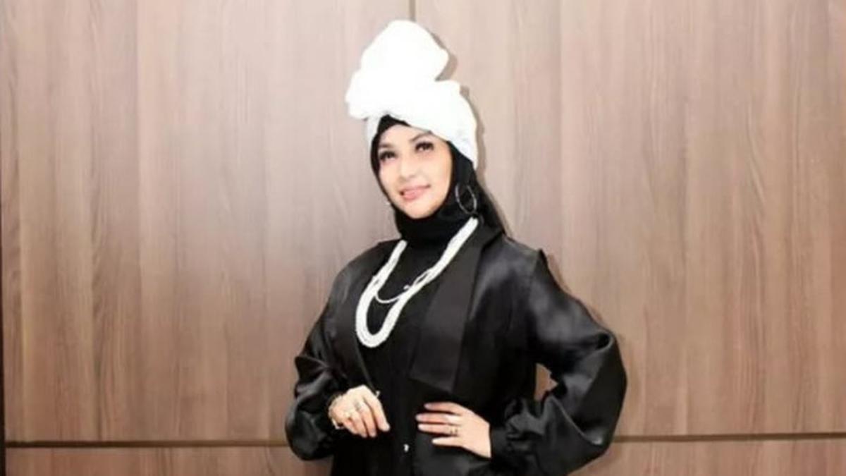 7 Blazer Roro Fitria yang Elegan tapi Tetap Nyentrik, dari Gaya untuk Pesta hingga Batik