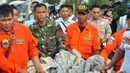 Tim SAR menemukan sejumlah barang yang diduga milik penumpang pesawat AirAsia QZ8501, Pangkalan Bun, Kalteng, Selasa (30/12/2014). (Liputan6.com/Miftahul Hayat)