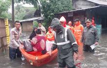 Banjir Cakung Barat Meluas, Warga Dievakuasi dan Dapur Umum Disiapkan