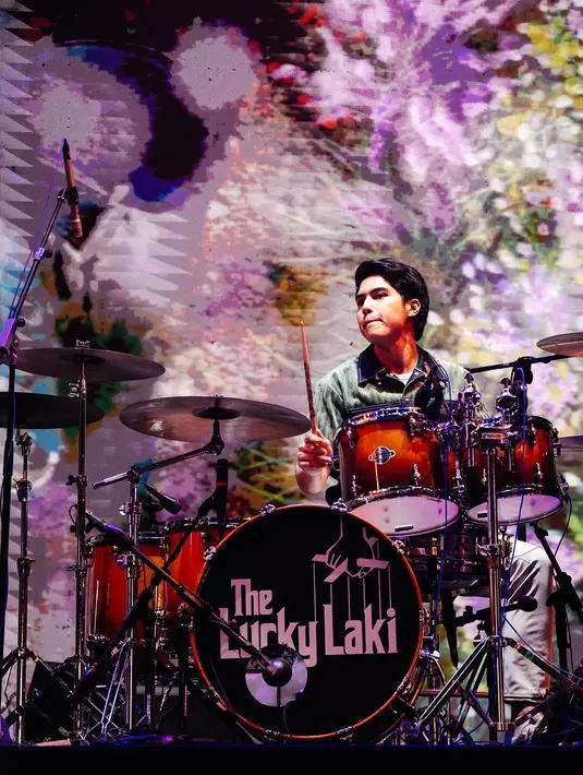 Mereka membuka penampilan dengan lagu andalan yakni “Superman”. [@alghazali7/@elsyifa.moment/@mylastagram].