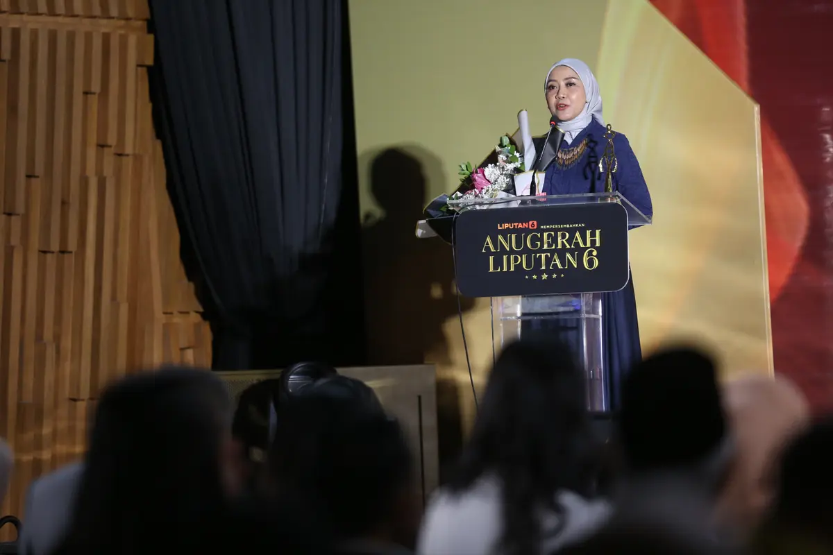 Pegiat Literasi Digital Mira Sahid menerima Anugerah Perempuan Hebat 2025