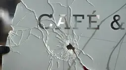 Sebuah jendela toko kafe yang ditembus peluru terlihat di Almaty, Kazakhstan, Rabu (12/1/2022). Kerusuhan kekerasan yang mengguncang negara bekas Soviet itu merupakan yang terburuk sejak Kazakhstan memperoleh kemerdekaan tiga dekade lalu. (AP Photo)