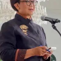 Beberapa waktu lalu, kebaya janggan sempat menjadi tren, setelah beberapa siluet desainnya dipakai karakter Dian Sastrowardoyo di serial Gadis Kretek. Kali ini menarik untuk melihat Ibu Menteri Luar Negeri Retno Marsudi yang mengenakan kebaya janggan. [Foto: Instagram/retno_marsudi]