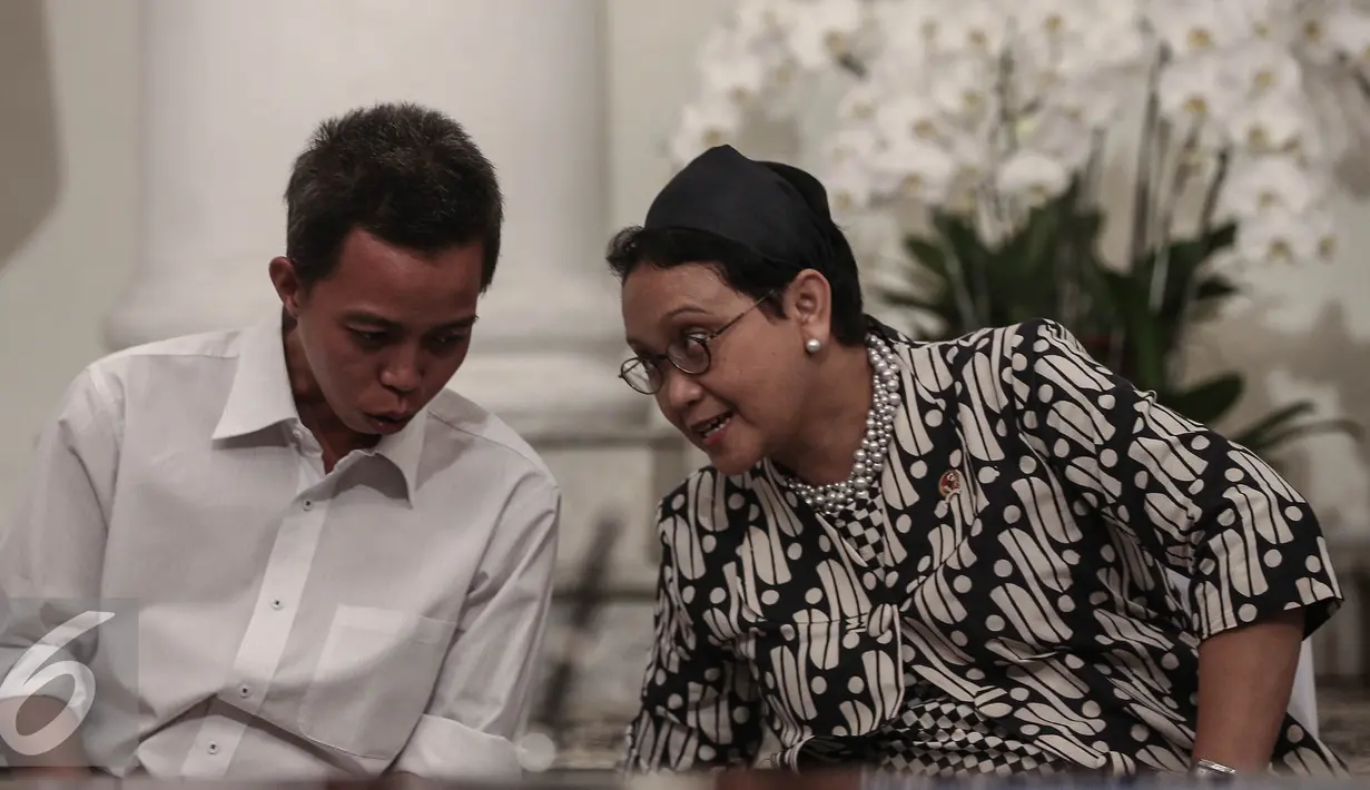 Menlu Retno Marsudi berbincang dengan salah satu WNI yang sempat disandera kelompok Abu Sayyaf di Kementerian Luar Negeri, Jakarta, Senin (2/5). Kedatangan 10 WNI Sandera Abu Sayyaf untuk diserahterimakan kepada Keluarga. (Liputan6.com/Faizal Fanani)