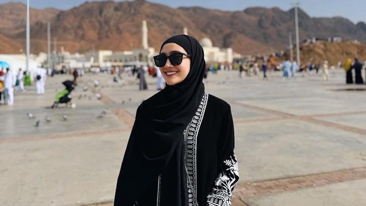 Penampilan Febby Rastanty mengenakan hijab langsung banjir komentar dari netizen. Mereka menuliskan berbagai komentar.<br>